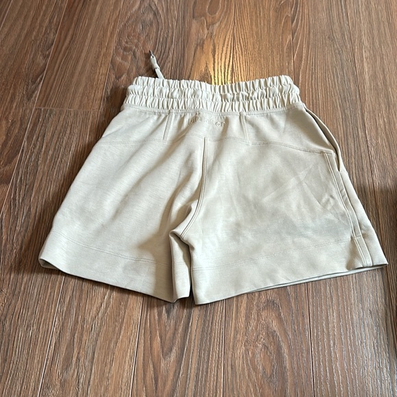 Lululemon size 2 Softstreme shorts in trench - Picture 3 of 3